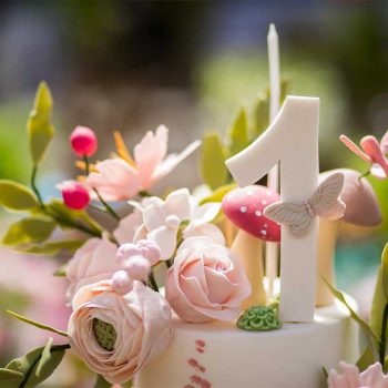 Bolo de aniversário de criança de 1 ano.