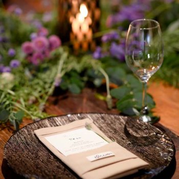 Mesa posta para mini evento.